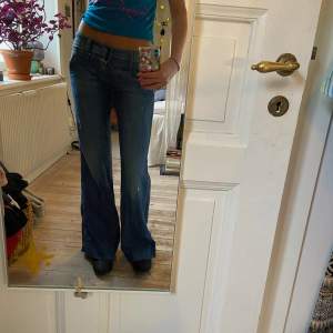 Supersnygga flare jeans som verkligen utstrålar 70-tal!  Bilderna är på två olika personer och skulle säga att färgen är svår att fånga, men ändå en klassisk snygg jeansblå.  Storlek 36-38/40  🫶🏼🫶🏼🫶🏼