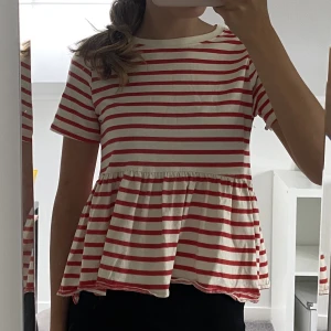 Randig blus  - Röd och vit randig blus/t-hirst från zara! Super söt och i jätte fint skick❤️