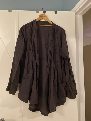 Blus med knäppe  - Brun blus 