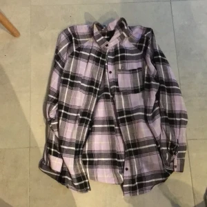 Sjorta - Svart, lila och grön rutig sjorta från H&M