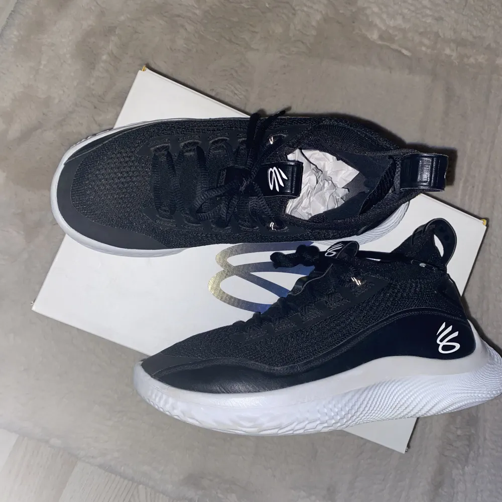 Ett par basketskor, Curry Under Armour 