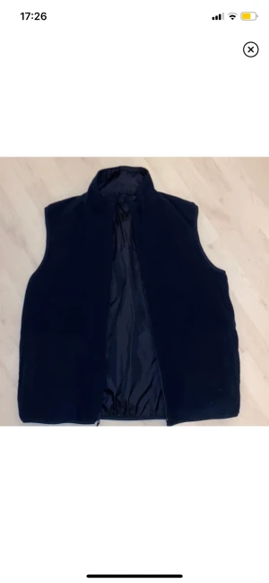 Väst - Reversible väst från Harvest. Fleece på ena sidan, vindtätt material på andra. Storlek L (sitter som L)