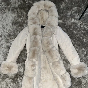 Parkajacka - Helt ny använd 1/3 gånger köpt för 1710kr passar S/XS nypris idag är 2210kr