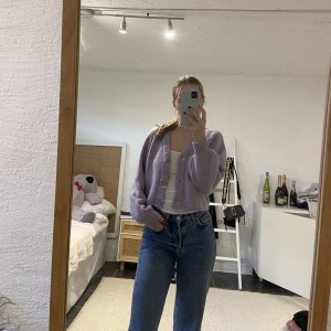 Stickad kofta - Lila, stickad kofta med knappar! Säljer pga av att jag inte använder plagget. Storlek: 146 (passar mig som bär XS/S). Skick: Mycket bra, aldrig använd.