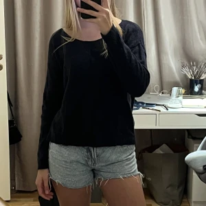 Stickad tröja - Superskön och snygg mörkblå stickad tröja, ganska tunn och har bara använt några gånger så bra skick. Säljer för att jag inte har någon användning av den. Är 175 för referens.