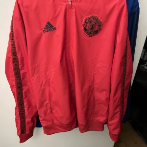Manchester United jacka  - Manchester United jacka röd  Knappt använd  