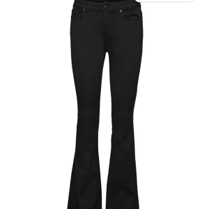 Jeans - Säljer nu dessa flare jeans från vero Moda med Low/mid waist🌷✨ Kommer ej till användning, använda 2 gånger så nyskick!!💕🤩 Innerbenslängden ca 81. Köpta för 450kr. Bara att höra av sig vid frågor🤗 Priset kan diskuteras vid snabb affär!🤩💕