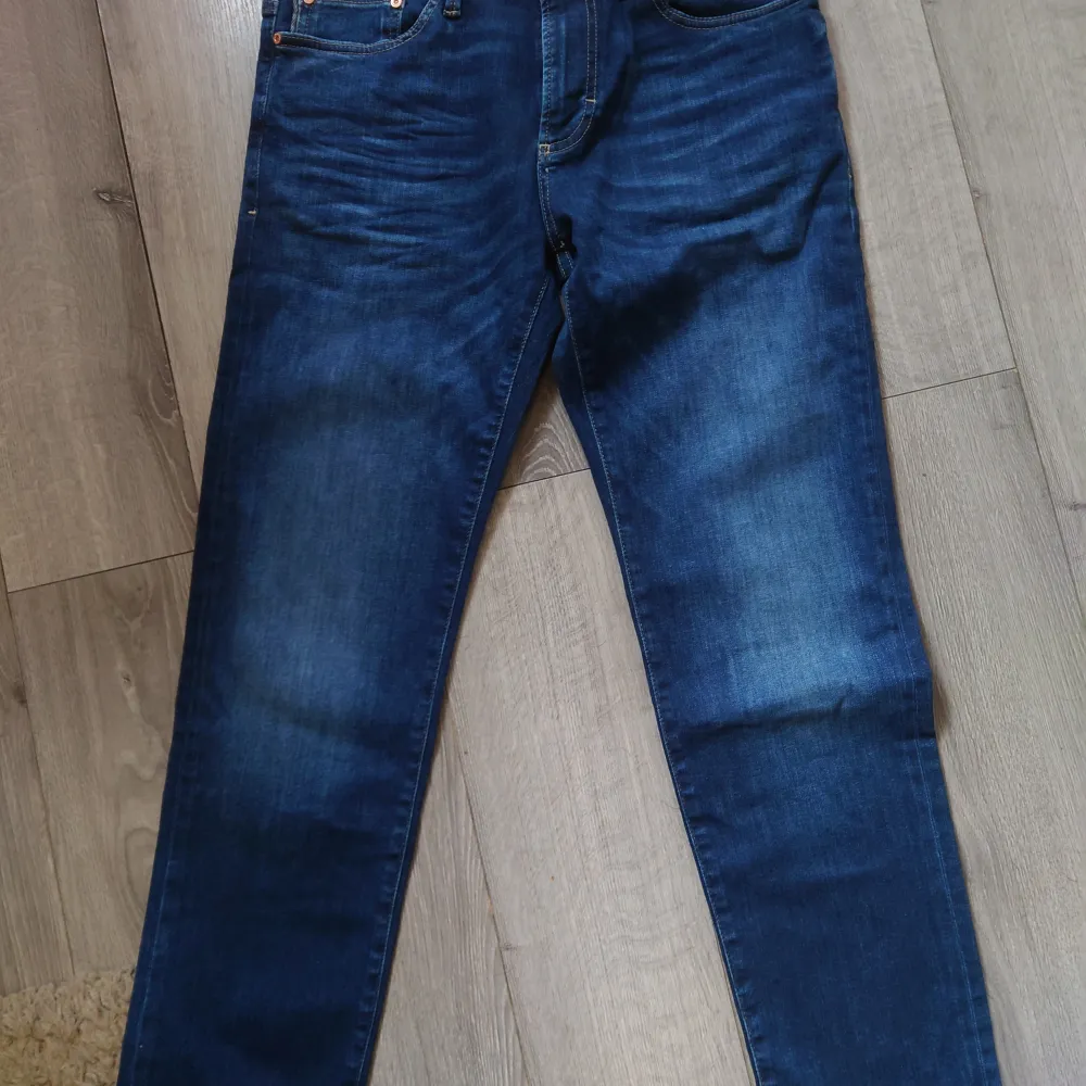 Helt nya Bison jeans i snygg mörk tvätt i storlek 32/32  och stretch kvalitet, riktigt skön modell   Org prislapp på 1000 kr samt tag kvar! Mitt pris: 199 kr plus frakt . Jeans & Byxor.
