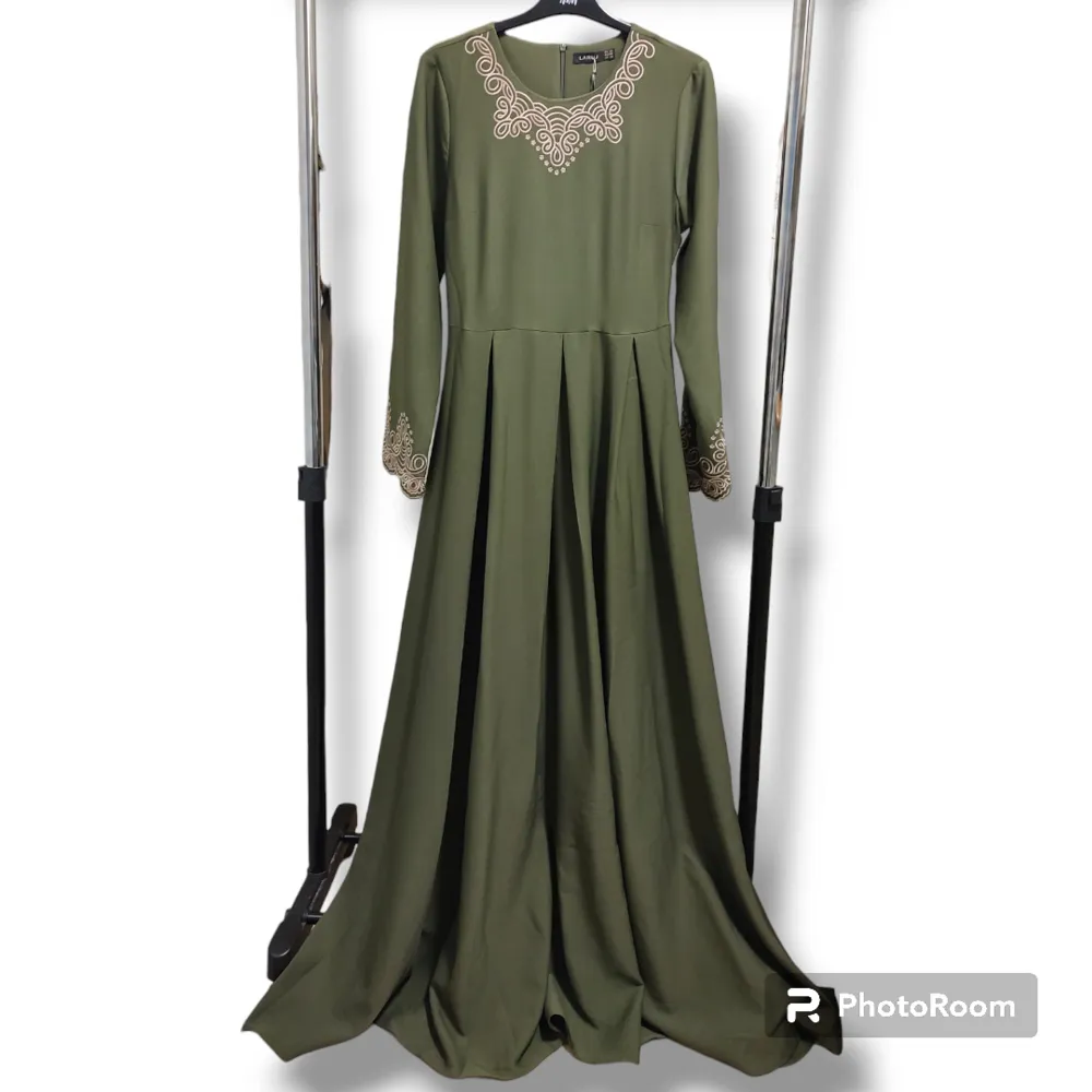 Långärmad Festklänning i olivgrön färg  med knyt i midjan. Nyskick (Aldrig använd)  (OBS: Bilderna är tagna av mig. Bakgrunden är borttagen)  . Klänningar.