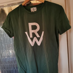 T-shirt - T-shirt med tryck, i fint skick.