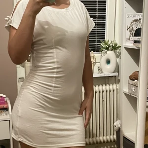 Klänning  -  Vit klänning. I bra skick. Super söt och gullig. Notera att den är lite genomskinlig. Det står att den är XXL men skulle säga att den passar L. 