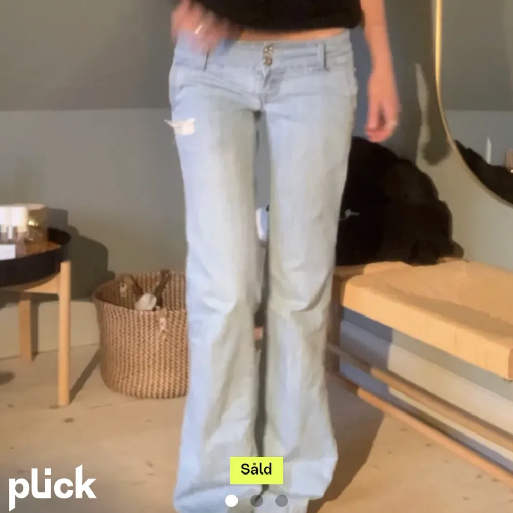 Säljer dessa jeans då de inte passade ❤️. Jeans & Byxor.