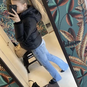 Vinterjacka - As snygg jacka från zara perfekt nu till hösten/vintern. As bra skik använd fåtal gånger.  Pris går att diskutera💕.