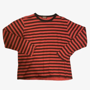 Run&fly röd och svart randig tröja - Röd och svart randig tröja. Som tyvärr inte kommer till användning. Knappt använd. Storlek Xl men passar olika storlekar beroende på hur man vill att den ska sitta. Jag har normalt M