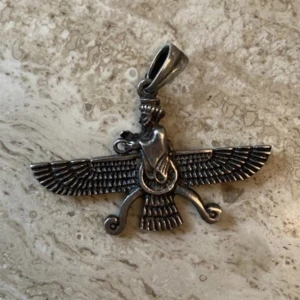 Farvahar silver halsband länk 925 persisk - Persiskt farvahar-länk. 925-märkt.   Finns att hämta i Stockholm! Hör av dig om du har någon fundering och titta gärna in mina andra annonser.