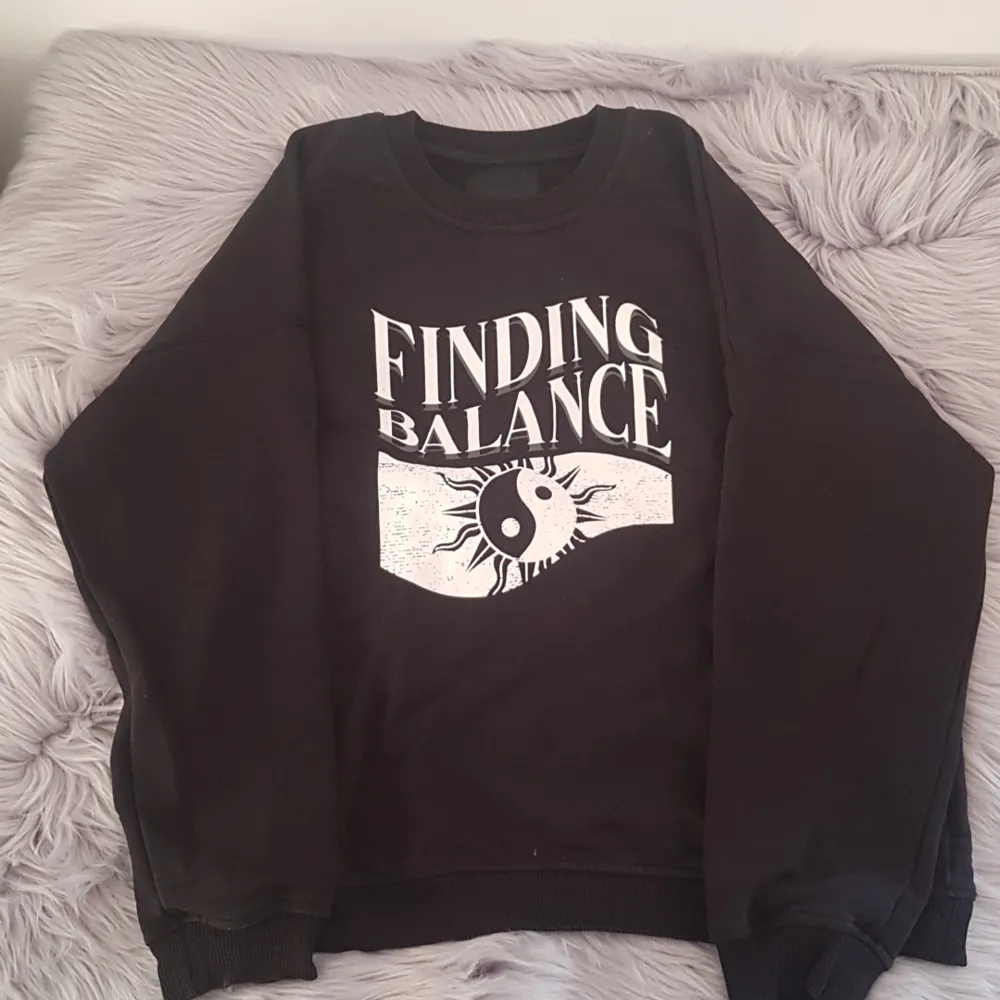 Säljer denna svarta sweatshirt från 157 med tryck Finding Balance  Mycket mysig och har inget täcken på användning💗. Hoodies.