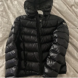 Colmar jacka - Funderar på att sälja min glansiga colmar jacka💞 i italiensk storlek 40 alltså 34. Skriv vad ni kan tänka er att betala. Fickan har lossnat lite innefrån vilket inget man ser eller märker av