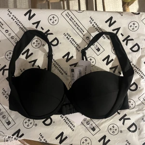 Svart bikinitopp - Jättefin bikinitopp från NA-KD. Säljer pga köpte i två storlekar och glömde skicka tillbaks ena. Pris kan disskuteras, frakt tillkommer💞