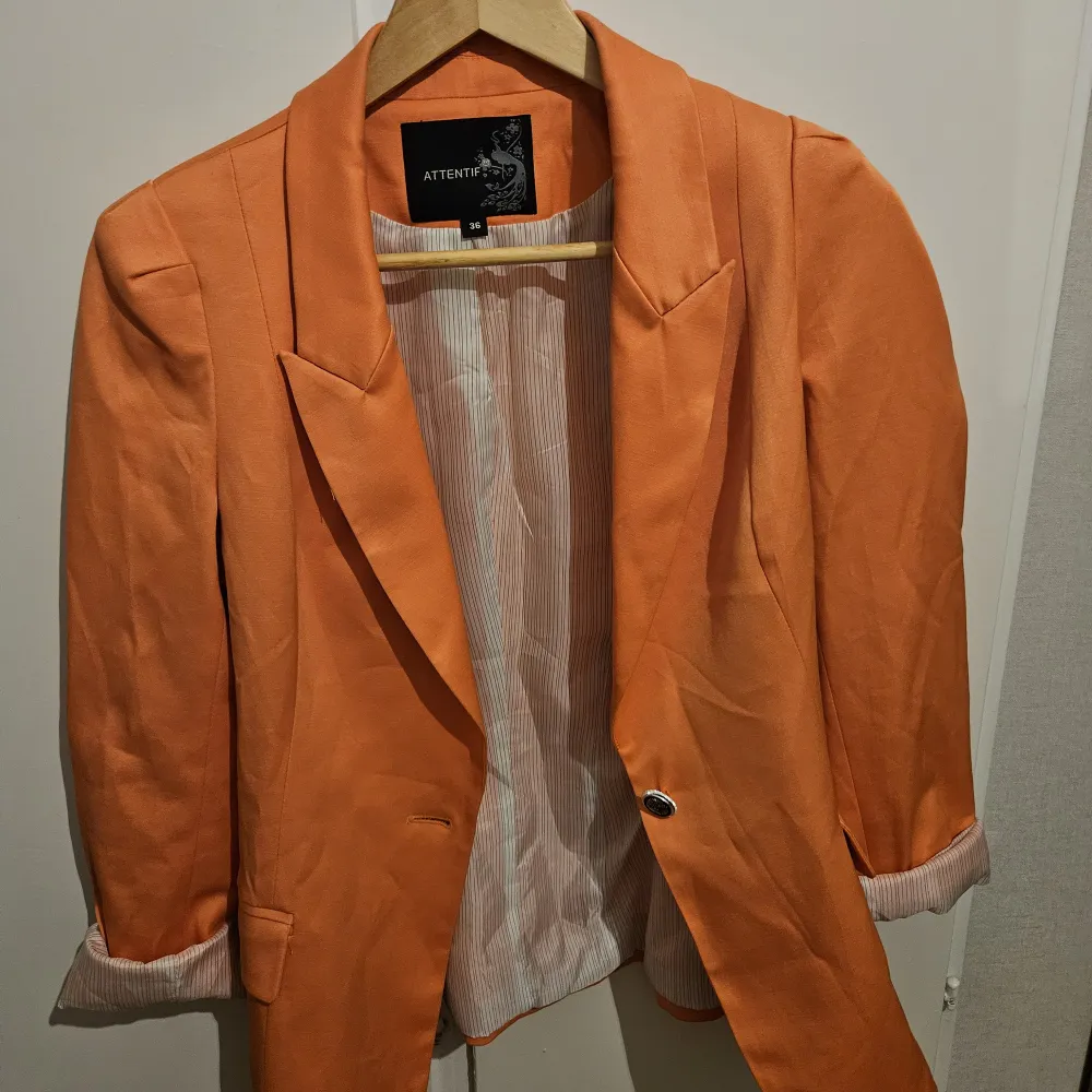Orange blazer, bra för jobbet. Skön matrial, använd några gånger . Kostymer.