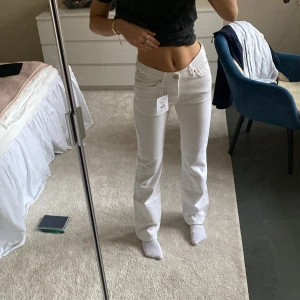 Vita jeans  - Vita lågmidjade jeans från bikbok i modellen low straight🌟 helt nya, säljer då de tyvärr va för stora för mig:( nypris 599kr