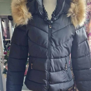 Snygg varm höst/vinter/vår jacka - Perfekt Nu Till hösten och vintern med en varm go tröja under 