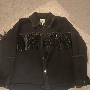 Jeans jacka - Jeans jacka från Zara med glitter fransar. Storlek Xs typ aldrig använd 