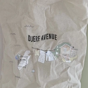 Djerf Avenue Tote Bag - Exklusiva tote-bagen från Djerf Avenue’s popup i Stockholm 3-4 juni. (Finns ej att köpa på hemsidan). Kommer ej till användning 
