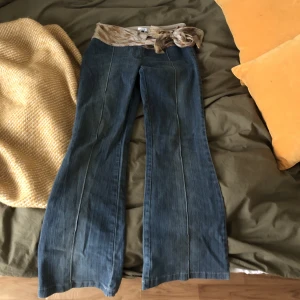 Lågmidjade y2k / 00 jeans - Vintage från Nya Zeeland, bra skick knappt använda men så snygga på. Storlek 8 - dvs typ storlek 36/Small. 
