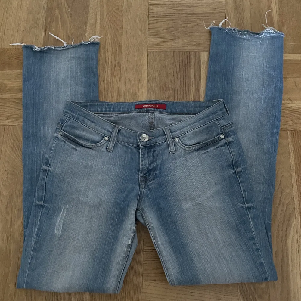Midjemått: 80 cm Innerbenslängd: 80 cm. Jeans & Byxor.