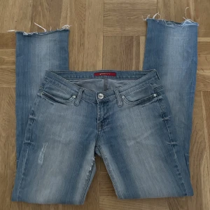 Lågmidjade bootcut jeans - Midjemått: 80 cm Innerbenslängd: 80 cm