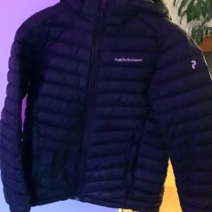 Peakaperfmormance jacka - PeakPerformance jacka i strl 150, sliten på högra fickan ( se på bild 3 ) men går att laga.