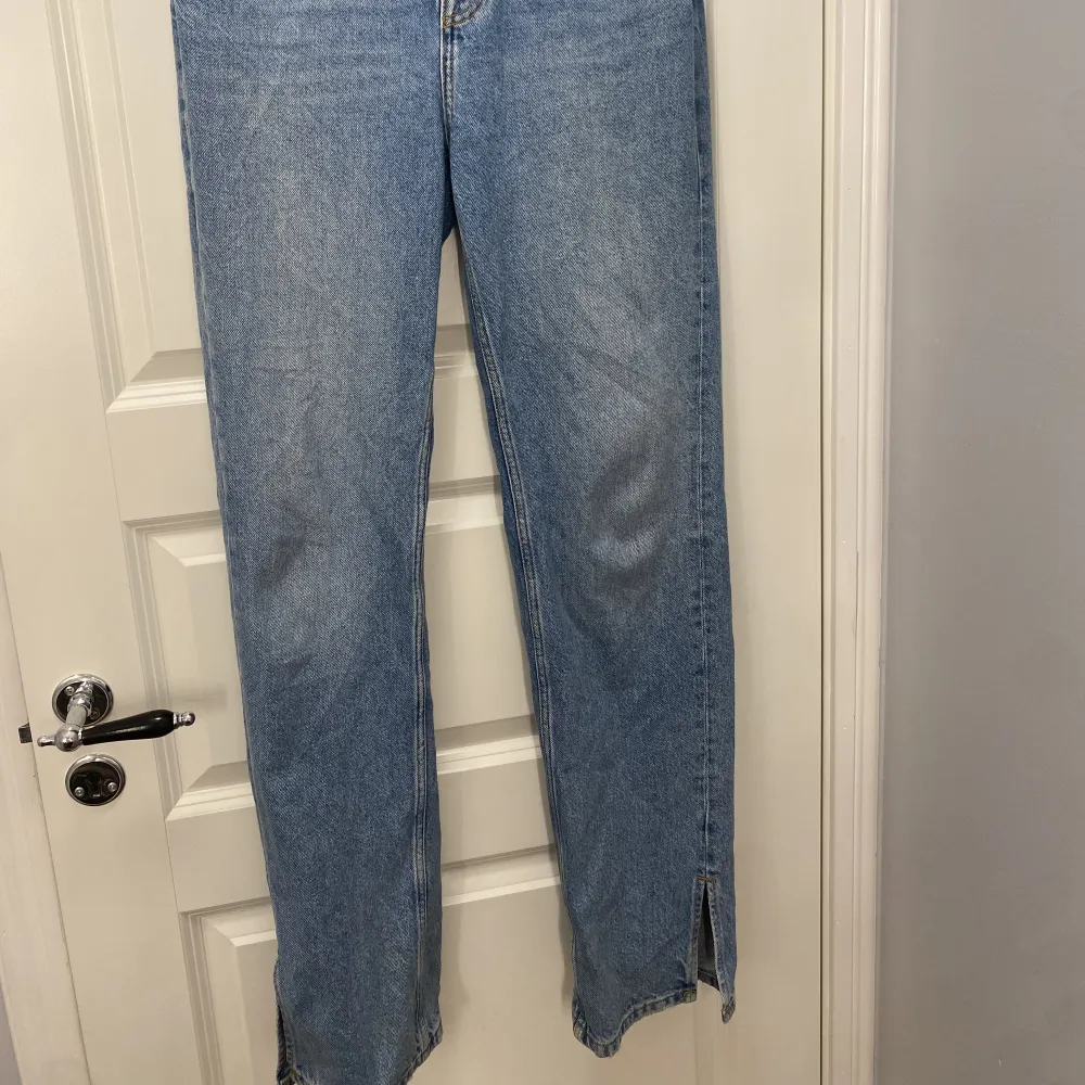 Jeans från PULL&BEAR. Storlek 38  Jag bär oftast 36 och är 170cm och dem är ca 5cm för långa i benen:( Slits på nedre byx benen  Original pris: 450kr. Jeans & Byxor.