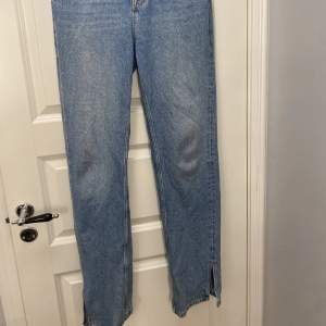 Jeans från PULL&BEAR. Storlek 38  Jag bär oftast 36 och är 170cm och dem är ca 5cm för långa i benen:( Slits på nedre byx benen  Original pris: 450kr