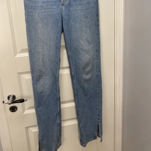 Jeans PULL&BEAR  - Jeans från PULL&BEAR. Storlek 38  Jag bär oftast 36 och är 170cm och dem är ca 5cm för långa i benen:( Slits på nedre byx benen  Original pris: 450kr
