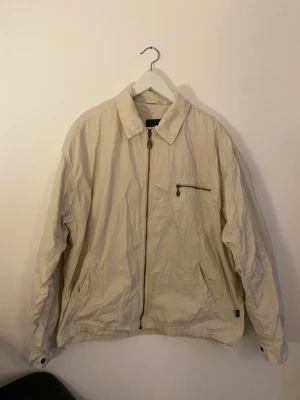 Inscene vit jacka - Vit/krämvit höst/vårjacka från inscene. Storleken är XL men skulle säga mer M med oversized look.
