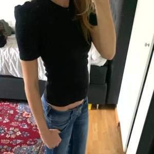 Stickad topp  - Säljer denna snygga topp med fina detaljer på axlarna💕