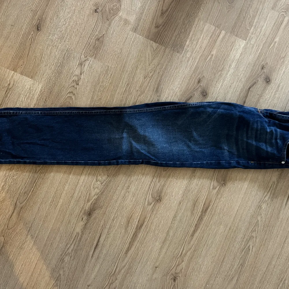 Säljer mina jeans då de inte kommer till användning längre! Jag är 172 och på mig är de perfekt längd!. Jeans & Byxor.