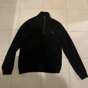 Ralph Lauren Half Zip - Köptes på Plick men passar inte mig.