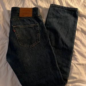 Levis jeans 501 - Säljer dessa Levis jeans i modellen 501. Använda ett fåtal gånger. Storlek 30/30. Vid frågor eller om du vill ha fler bilder är det bara att skicka ett meddelande!