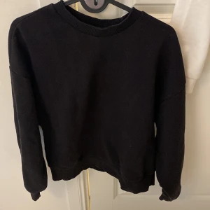 Svart sweatshirt  - Säljer denna sweatshirten från Gina tricot, använd några gånger men är ändå i ganska bra skick. Den är i storlek S. (Köparen står för frakten💗