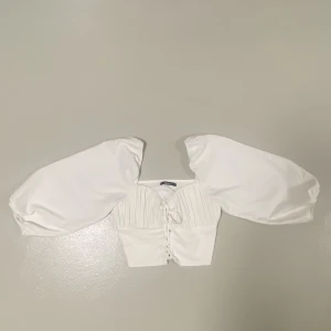 Vit tröja  - Säljer denna för att den tyvärr inte kommer till användning.  Superfin på, använt den en gång men har helt enkelt vuxit ur den😊 Supersöt till sommaren.  Säljer den för 150kr😊 Den har storlek 36, men passar även mig dom har storlek 38