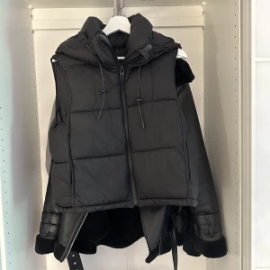 Svart Väst  - Säljer denna väst i dun från Zara. Storlek M. Använd fåtal gånger och är i ny skick. Köptes för 400 kr. 