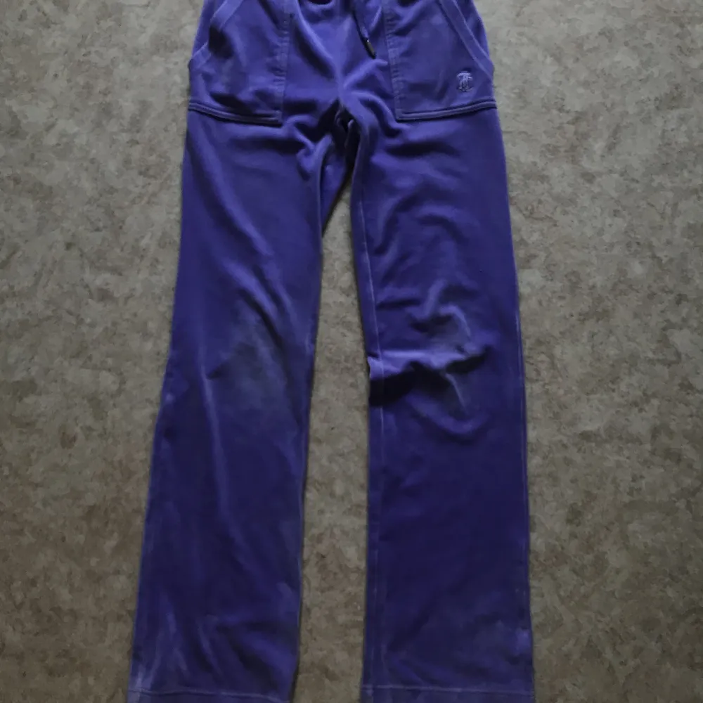 Säljer nu mina lila Juicy byxor i strl XXS, använda ca 10 ggr men det syns inte, ser ut som nya. Pris går att diskutera.. Jeans & Byxor.