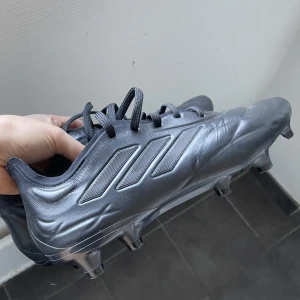 COPA PURE.1 - Fotbollsskor- helsvarta copa pure.1 (ny modell) i storlek 38 2/3 som endast använts en träning knappt, nypris 2449kr