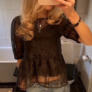 Svart Festtopp  - Älskar denna Festtopp!! Helt slutsåld. Inte alls mycket använd 🖤🖤pris kan diskuteras vid snabb affär