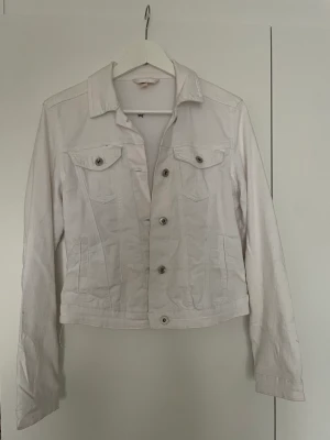 vit Jeansjacka  - Super snygg jeansjacka 🥰 skriv om ni undrar något eller vill ha fler bilder!