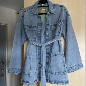 Ny jeansjacka  - Ny, oanvänd jeansjacka med prislappen kvar! Jackan är slutsåld på hemsidan. 