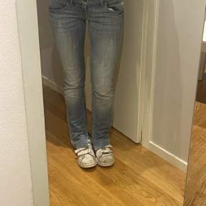 Lågmidjade Jeans från Lee köpta second hand. Storlek står inte men passar mig som 163cm ish - brukar ha storlek 32-36 på jeans. Säljer pga har redan liknande 💗💗