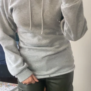 Huddy  - Super skön den var mkt längre men klippte den fast använde aldrig för är ingen huddy människa annars jätte fin 