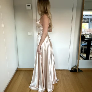 Balklänning - Säljer min super fina balklänning som jag aldrig fick användning för på grund av corona💔 Så den är helt oanvänd och för fin för att bara ligga i min garderob. Köpt på Ivory Fields, nypris 3300kr💓